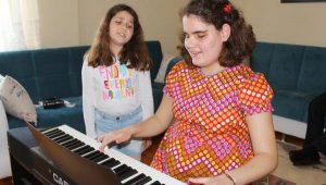 Karanlık dünyasında notalarla yaşam buldu