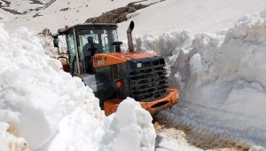 Karla kaplı Göktepe Yayla Yolu açılıyor