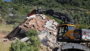 Kaş'ta kaçak yapılar yıkılıyor