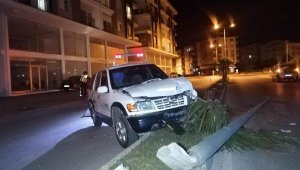 Kaza yaptığı cipi bırakıp kaçtı, saklandığı apartman bahçesinde bulundu