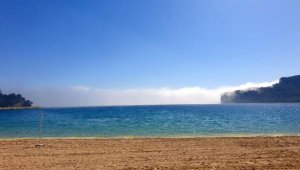 Kemer'de yoğun sisin denizden karaya gelişi kamerada