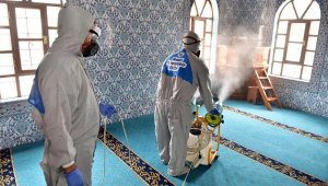 Kepez camilerini dezenfekte ediyor