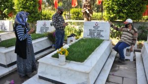 Kısıtlama kalkınca şehit evlatlarının kabrini ziyaret ettiler