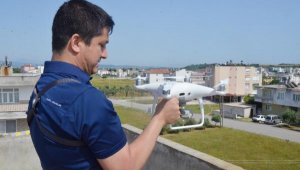 Komşusuna dronla ekmek gönderdi