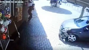 Kontrolden çıkan otomobilin altında kalmaktan saniye farkıyla kurtuldu