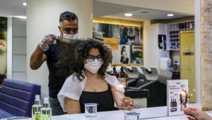 Kuaföre gelen müşterilerini maytapla karşıladı