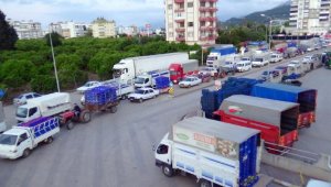 Kumluca Hali'nde kısıtlama sonrası araç kuyruğu