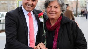 Manavgat'ta annelere 10 bin çiçek