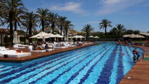 Misafirler dönmek istemeyince 5 yıldızlı otel açık tutuldu