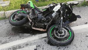 Motosikletle otomobil çarpıştı: 1 yaralı