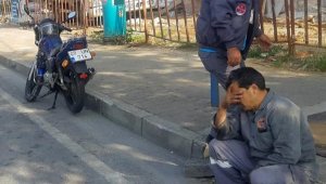 Motosikletli, yola fırlayan köpeğe çarptı