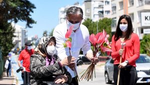 Muratpaşa, kıdemli kent sakinlerini sokakta çiçeklerle karşıladı