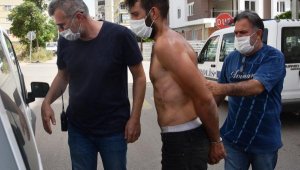 Nefes nefese yakalanan şüpheliyi polis suyla serinletti