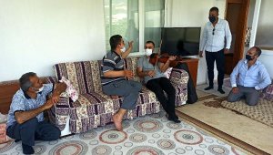 Öğretmenlerden engelli gence evinde özel konser