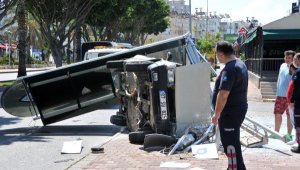 Otomobilin daldığı durak yıkıldı; sürücü ağır yaralı