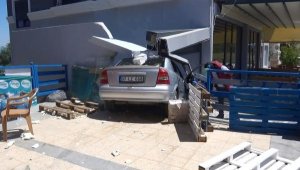 Otomobilin markete daldığı kaza kamerada
