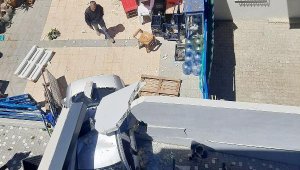 Otomobilin markete daldığı kaza kamerada