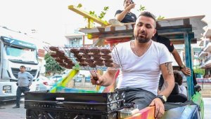 Otomobilin üstüne 'teras' yapıp, bagajında mangal yaktı