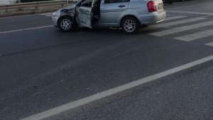 Otomobille çarpışan motosikletin sürücüsünün yaralandığı kaza kamerada