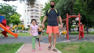 Özge, koronavirüs sürecinde yürümeyi yeniden öğreniyor