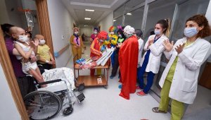 Palyaço kostümlü hemşireler kanser hastası çocukları eğlendirdi