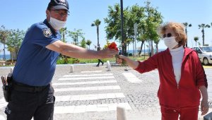 Polisten annelere çiçek sürprizi