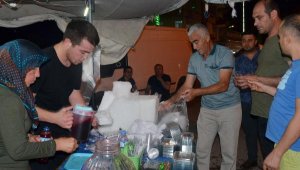 Rekor sıcaktan bunalanlar 'karlama'ya koştu, koronavirüs tedbirlerini unuttu