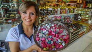 Rengarenk şekerler vitrinleri süsledi