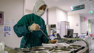 Riske rağmen yemek dağıtımına devam ediyorlar