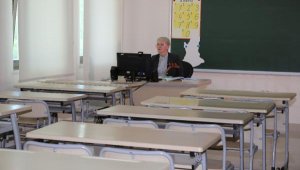 Rus okulunda uzaktan eğitimde, öğretmenler dersi sınıfta anlatıyor