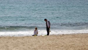 Sahilde güneşlenirken yakalandı, ceza yazan polise 'hak ettik' dedi