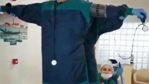 Sedyeyi gemi, paspasları kürek yapıp Titanic'i canlandırdılar