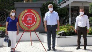 Serik'te CHP'den anıta çelenk