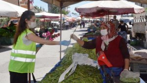 Serik'te kadınlara çiçek