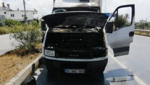 Seyir halindeki kamyonet yandı