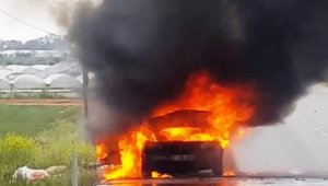 Seyir halindeki otomobil, alev alev yandı