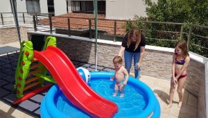 Sıcağı gören Antalyalılar, teras ve balkonlara şişme havuz kurdu