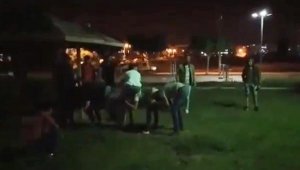 Sokakta 'uzun eşek' oynayan gençlere tepki