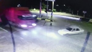 TIR, otomobile çarptı; 2 arkadaş yaşamını yitirdi