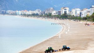 Traktörler, dünyaca ünlü Konyaaltı Sahili'ni sürüyor