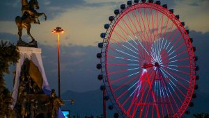 Türkiye'nin en büyük dönme dolabında ışıl ışıl bayram coşkusu