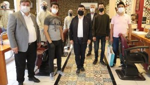 Tütüncü'den berber ve kuaför esnafına sağlık kiti