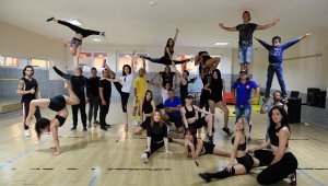 Ülkelerine dönemeyen 45 akrobat ve dansçı Antalya'da form tutuyor