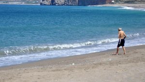 Yasağa rağmen çırılçıplak denize girdi