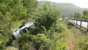 Yatak yüklü TIR devrildi