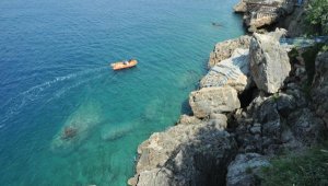 Zıpkınla balık avladı, polisi görünce denize daldı