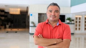 Açık büfeye alışkın tatilci, tabakta servisi sevmedi