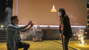 Açıkhavada filme evlilik teklifi arası