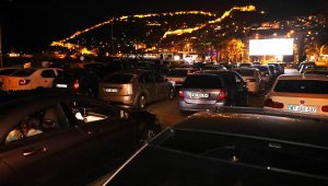 Alanya'da, arabada sinema keyfi