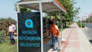 Alanya'da otobüs durakları temizleniyor